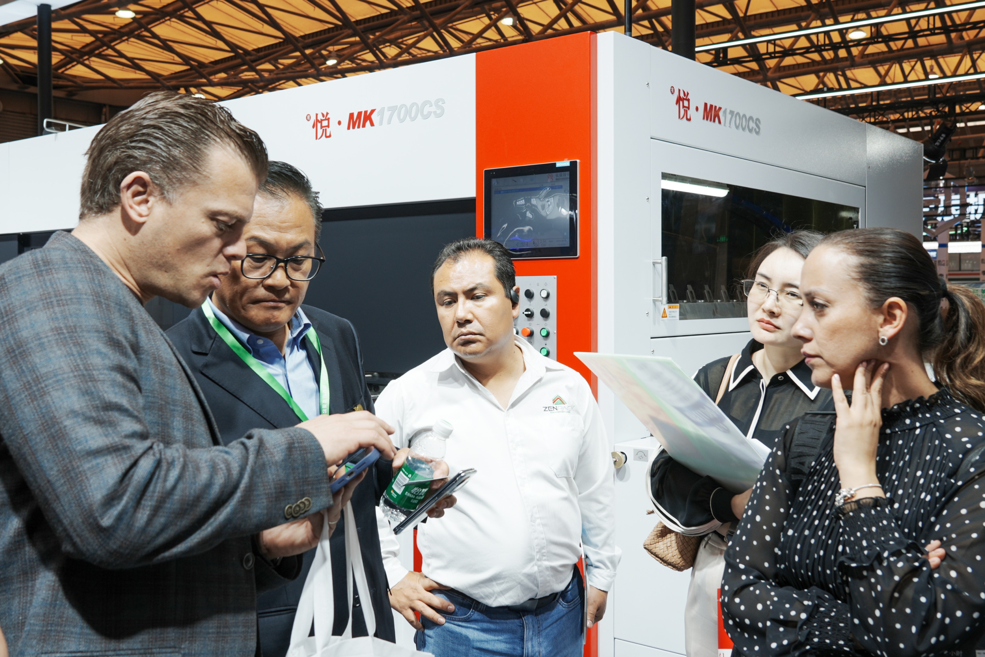 78m威九国际闪灼 WEPACK，，，，，，大幅面模切机成为全球 “焦点”